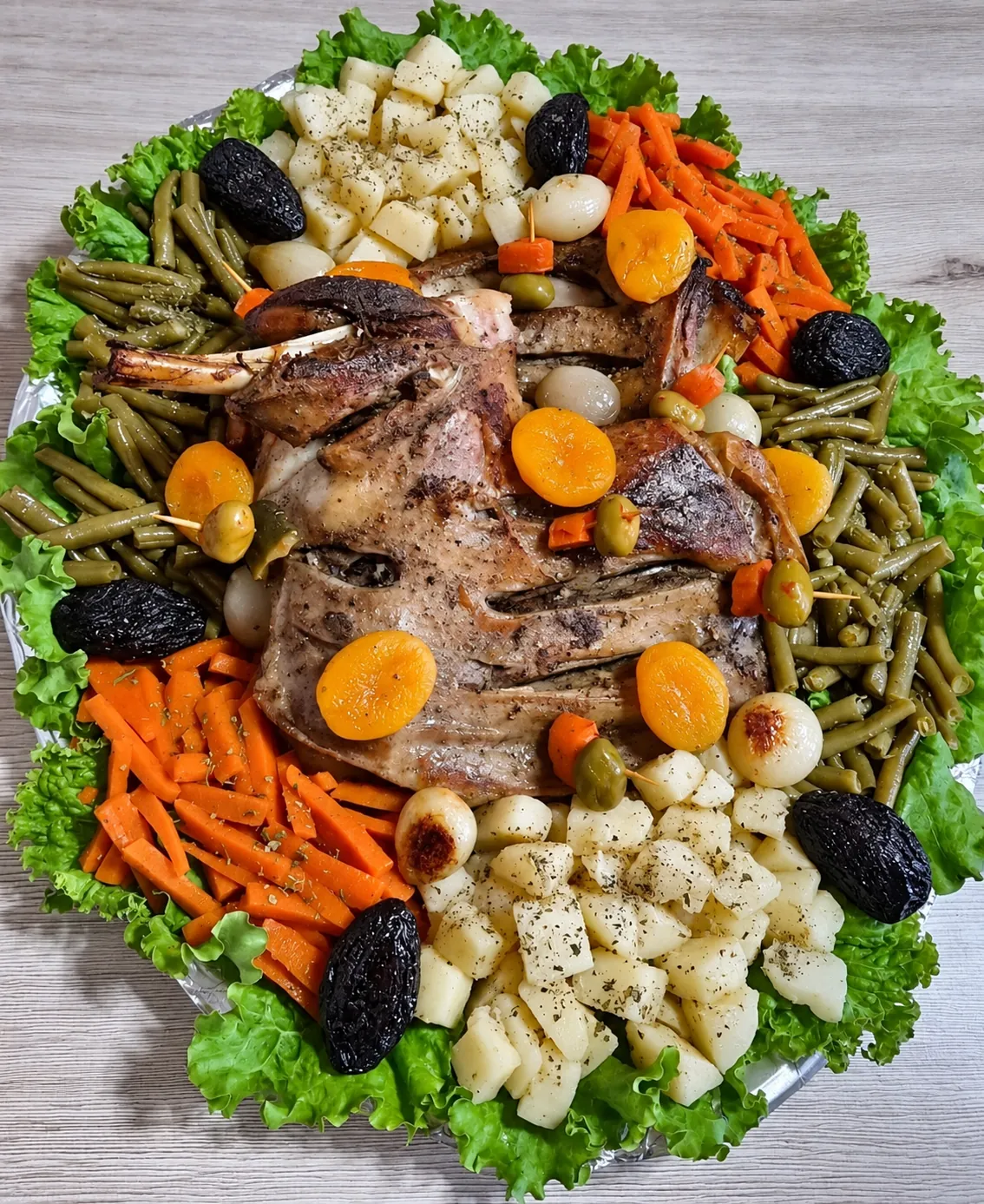 Agneau rôti aux légumes — Une grande pièce à partager, entourée de pommes de terre, carottes et haricots verts